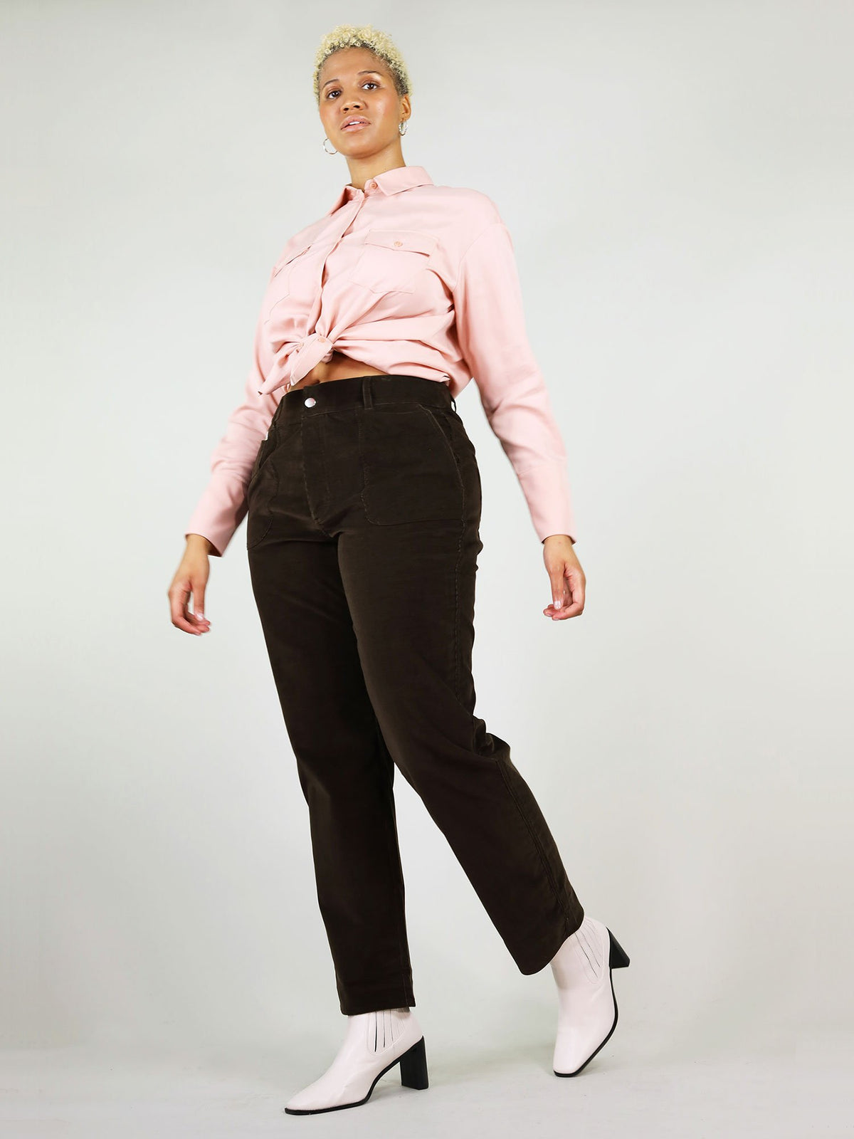 The summer shirt in blushing pink is a hips length shirt that is 100% Tencel fabric. Large front pockets, comfortable collar and lose fit so you can tie up the shirt in a knot at the front.