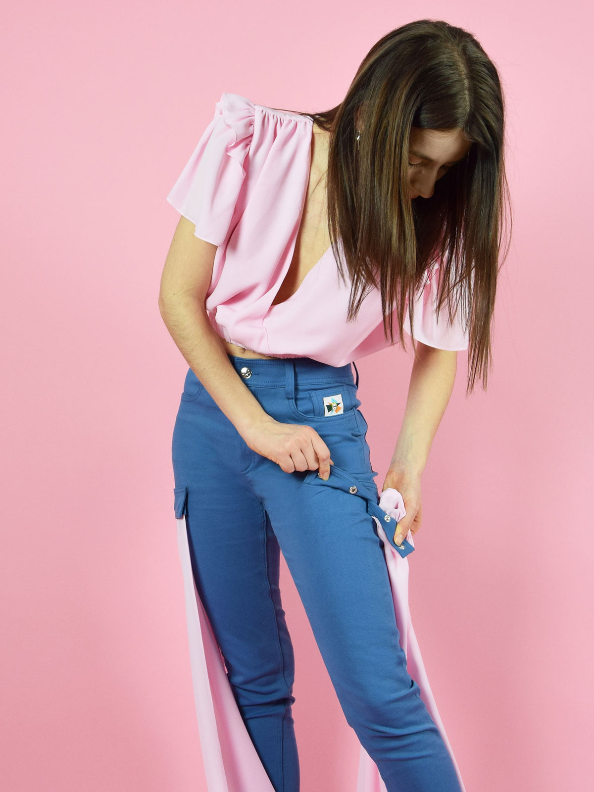 Close up of detaching the veil of the wildflower sustainable skinny jeans.