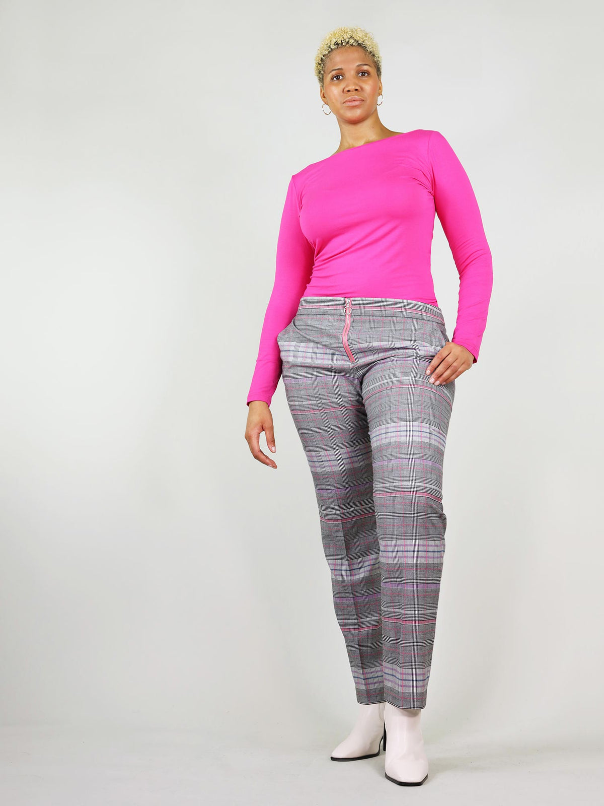 The revivify trousers have two slant pockets and slim fit. Straight leg and pink metal zip with ring puller at the front. 