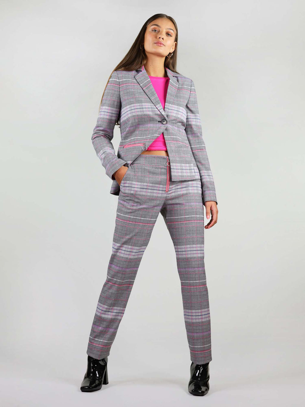 The revivify trousers come in grey and pink checker fabric and bright pink details. They are straight leg fit and have two slant pockets.