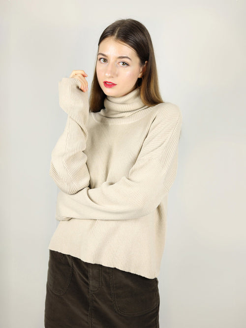 The beige turtleneck has extra long sleeves and roll neck pullover, guaranteed to keep you warm. It has loose fit, comfortable wear.