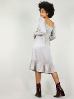 Backless square design. Long sleeve with elastic at the cuffs and pleated bottom. Loose fit and calf’s length.